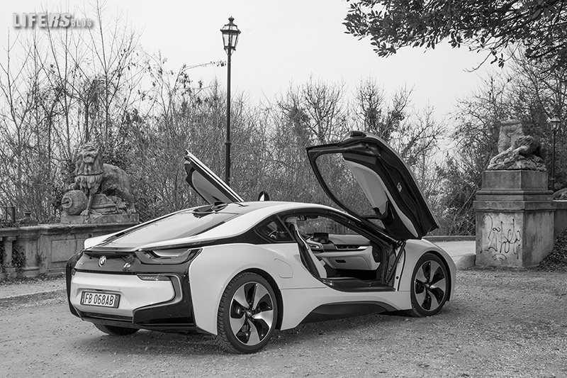 BMW i8 strada 5